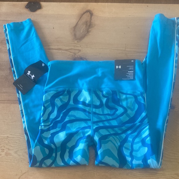 Under Armour compression high rise ankle crop leggings. - Picture 3 of 4